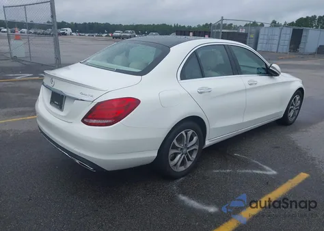 2017 Mercedes-Benz C 300 4Matic z USA, uszkodzony, nr VIN 55SWF4KB7HU207186